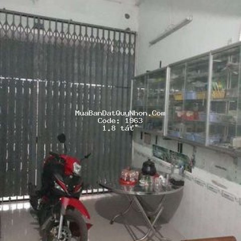 Cần bán nhà mặt tiền trong chợ phú phong