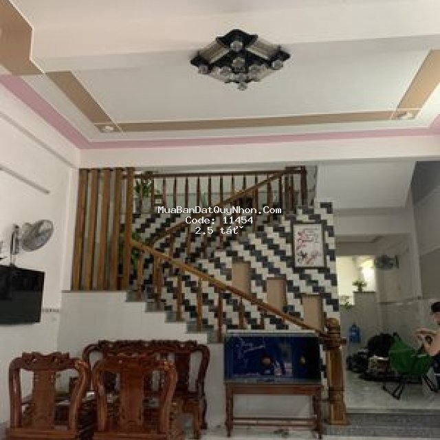 Bán gấp căn nhà bên cạnh chợ diêu trì mặt tiền 6m