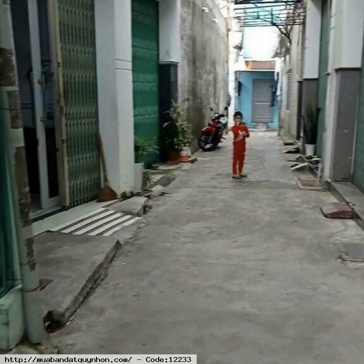 Bán nhà hẻm Phan Bội Châu_P Lê Lợi_Quy Nhơn Diện tích 30m2, diện tích sử dụng 60m2, vuông vức. - Kết cấu: nhà mê ván, đầy đủ công năng. - Nhà 3 mặt hẻm, cách trục đường chính khoảng 27m. Hẻm rộng, cạn. - Gần chợ An Phú Thị Plaza. Trung tâm tiện ích mọi nh