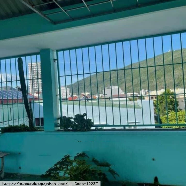 Bán nhà mặt tiền Cần Vương_Quy Nhơn - DT: 61,8 m2 ngang 4,8m - Hướng Tây Bắc. 🌳 Nhà 3 mê, 4 tầng. Có 1 phòng khách, 1 bếp, 3 toilét, 5 phòng ngủ, sân phơi đồ, trồng cây. Nhà thông thoáng trước sau, tiện nghi đầy đủ. 🌳 Nhà cách biển 5 phút đi bộ, gần 