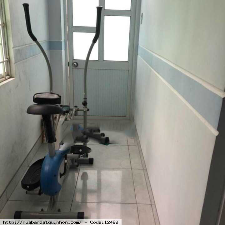 Bán nhà mặt tiền trung tâm TP biển Quy Nhơn. - Diện tích: 65m2 ngang 4,75m, dt sàn 180m2 - Vị trí: gần biển, gần siêu thị, gần bến xe, trường học...khu an ninh, yên tĩnh  - Kết cấu: nhà 3 tầng gồm 2 phòng khách, bếp, 4 phòng ngủ, phòng thờ, sân phơi, 3wc.