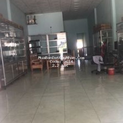 Nhà cấp 4 , có tầng hầm, mặt tiền