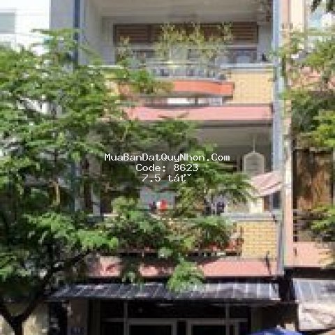 Nhà mặt phố sát biển