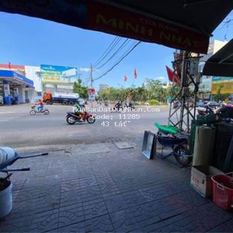 Nhà mặt tiền lớn