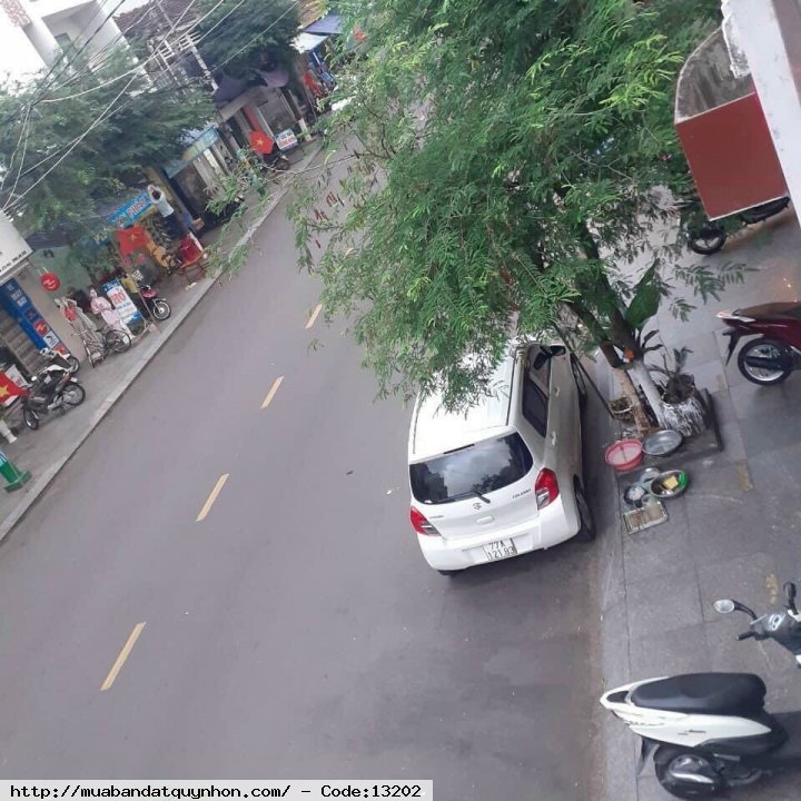 Bán 2 căn nhà liền kề mặt tiền Nguyễn Thái Học ngay ngã tư Ngô Mây_Trung tâm TP Quy Nhơn - Diện tích 2 căn: 102,76m2 ngang 4,57m - Kết cấu: nhà 2,5 mê, đầy đủ công năng - Vị trí: gần chợ, gần trường học, thuận lợi kinh doanh mua bán. - Lộ giới: 20m - Hướn