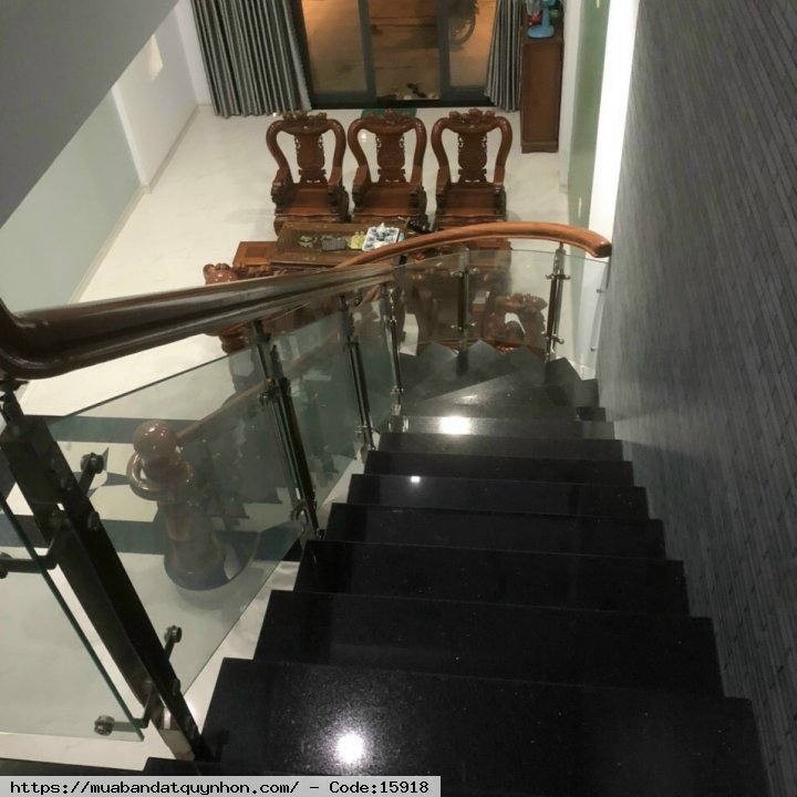 Bán căn nhà đẹp Khu QHDC phía Bắc làng SOS_P Nhơn Bình_TP Quy Nhơn - Diện tích 135m2 ngang 5m, vuông vức. Dtsd: 175,2m2. - Nhà 2 mê. Có sân trước rộng đậu xe ô tô thoải mái. Nhà rất thoáng mát. - Pháp lý: sổ hồng, đã ốp tài sản