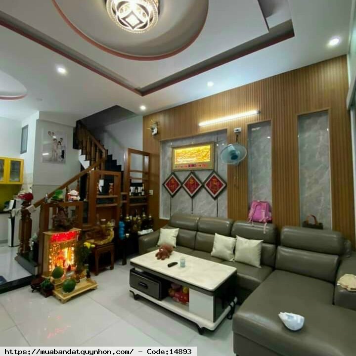 Bán nhà 3 tầng hẻm cạn Thanh Niên_TP Quy Nhơn  - Full nội thất như hình - Kết cấu: 3 phòng ngủ, 3 toilet, phòng khách, bếp, sân phơi, phòng thờ... - Diện tích: 40m2 - Hướng: Đông Bắc - Pháp lý: Sổ hồng chính chủ - Giá: 2 tỷ 900 triệu (thương lượng)