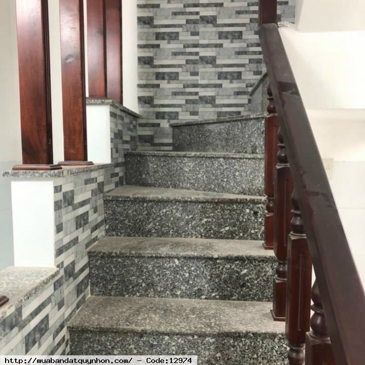 Bán nhà cách sau một căn mặt tiền đường Trần Hưng Đạo_TTTP Quy Nhơn  - Diện tích: 30m2 ngang 3,3m - Kết cấu 1 mê mới💯 đẹp đầy đủ công năng gồm: 2pn, 2 wc, pk, pt, sân phơi, ban công thoáng mát  - Pháp lý sổ đỏ lâu dài  💰1 tỷ 530 (thương lượng)