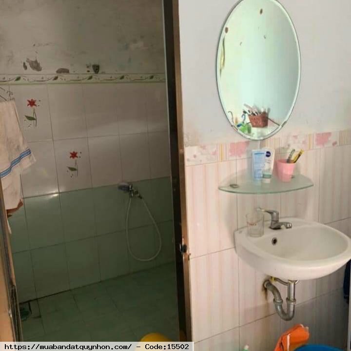 Bán nhà hẻm 1085/...Trần Hưng Đạo_P Đông Đa_TP Quy Nhơn - Diện tích sổ 50,4 m2, diện tích sàn 70m. - Kết cấu: nhà mê lỡ gồm 2 phòng ngủ (có phòng ngủ dưới), 2 wc, phòng khách, bếp, đầy đủ công năng - Giá bán: 1 tỷ 350 triệu (lưu chủ)