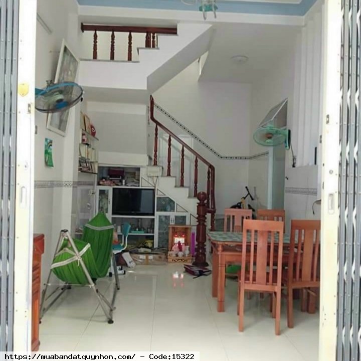 Bán nhà hẻm cạn Nguyễn Thái Học_P Ngô Mây_TP Quy Nhơn.  - Diện tích: 42m2 ngang 7m, diện tích sử dụng 82m2. - Kết cấu: nhà 1 mê, trên lợp tôn gồm 3 phòng ngủ, 2wc, có phòng ngủ tầng trệt.  - Hướng: Đông Nam.