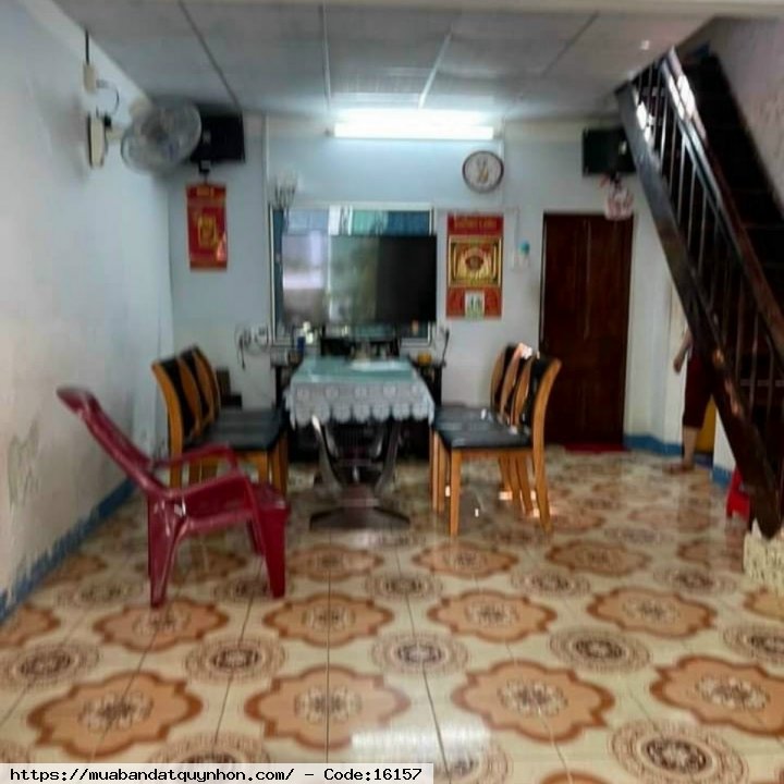 Bán nhà hẻm Lê Hồng Phong_TP Quy Nhơn - Diện tích 51m2 - Vị trí: gần chợ, trường học, siêu thị ...khu tiện ích mọi nhu cầu - Hiện trạng nhà cấp 4 gác lở, nhà cực kỳ thoáng mát có sân xe rộng rãi - Hướng Đông Nam sinh khí tài lộc