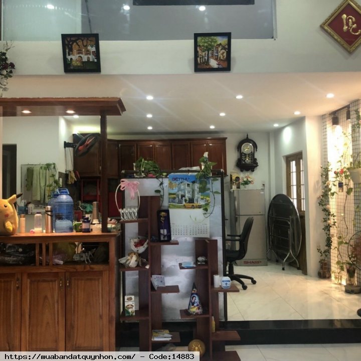 Bán nhà hẻm Nguyễn Thái Học_P Lê Hồng Phong_TP Quy Nhơn  - Vị trí gần trường, gần chợ, siêu... Khu an ninh hàng xóm thân thiện Tttp tiện ích mọi nhu cầu  - Diện tích 43m2 ngang 5m - Kết cấu nhà 2 tầng chủ ở xây kiên cố đầy đủ công năng, ban công thoáng má