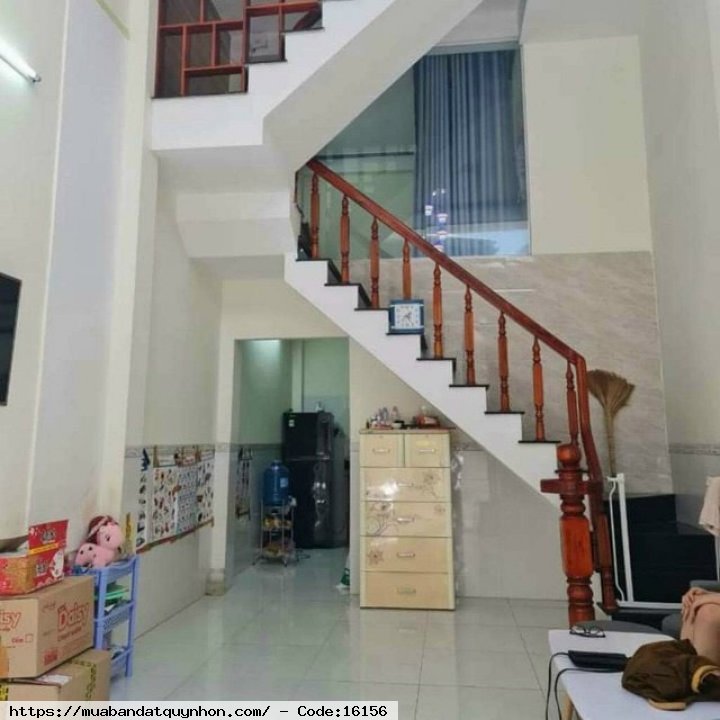 Bán nhà hẻm rộng 856/ Trần Hưng Đạo_P Đống Đa TP Quy Nhơn  - Vị trí: gần chợ hoa lư, trường học hẻm thông ra được nhiều đường - Diện tích 42m2. (Ngang 4m) vuông vức đẹp  _ Nhà thiết kế 1,5 mê ( 1 mê rưỡi ) trên lợp 