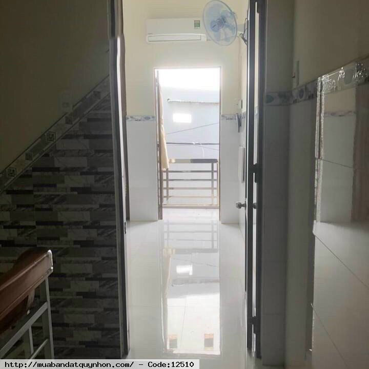 Bán nhà hẻm rộng Nguyễn Thái Học_Quy Nhơn - DT: 40m2 ngang 4, Dtsd: 80m2 - Kết cấu: nhà 2 tầng, xây kiên cố, 2pn, 2wc, 1pk, 1pb, sân phơi. - Nhà cách trục đường chính khoảng 10m - Hướng: Đông Nam 💰2tỷ750 thương lượng