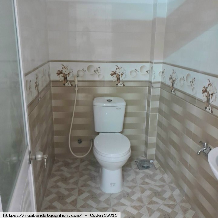 Bán nhà hẻm Trần Hưng Đạo_P Đống Đa_TP Quy Nhơn - Diện tích: 40,2m2 ngang 5,56m, Dtsd: 80m2 - Thiết kế 1 mê mới đẹp gồm 2 phòng ngủ, 2wc, phòng khách, phòng thờ, bếp, ban công, hẻm trước nhà rộng hơn 2,5m - Vị trí: nhà gần chợ hoa lư, trường học  - Hướng: