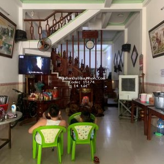Bán nhà mặt tiền cách biển 100m