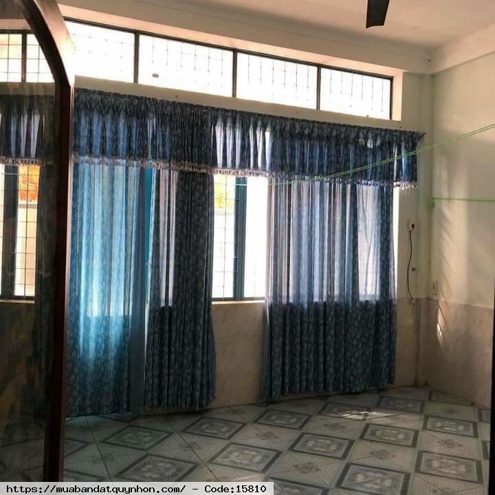 Bán nhà Mặt tiền gần chợ đầm_P Thi Nại_,TP Quy Nhơn - Diện tích: 70m2 (ngang 4,6m x 15m2), diện tích sử dụng gần 210m2 - Kết cấu: nhà 3 tầng, đầy đủ công năng, có phòng ngủ dưới đất - Vị trí: nhà gần chợ, gần trường, gần bờ hồ...khu an ninh yên tĩnh. - Lộ
