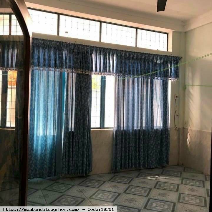Bán nhà Mặt tiền gần chợ đầm_P Thi Nại_,TP Quy Nhơn - Diện tích: 70m2 (ngang 4,6m x 15m2), diện tích sử dụng gần 210m2 - Kết cấu: nhà 3 tầng, đầy đủ công năng, có phòng ngủ dưới đất - Vị trí: nhà gần chợ, gần trường, gần bờ hồ...khu an ninh yên tĩnh.