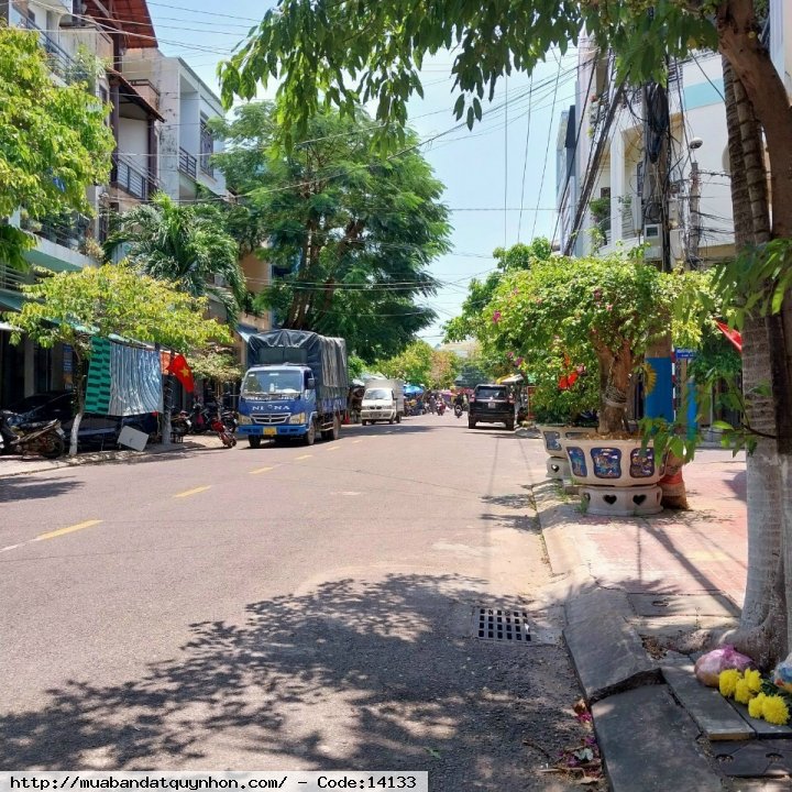 Bán nhà MẶT TIỀN gần chợ Hoa Lư_P Đống Đa_TP Quy Nhơn  - Diện tích: 46,2m2 ngang 3,3m vuông vắn  - Hiện trạng nhà cấp 4 mới  - Giá 2,7 tỷ thương lượng 