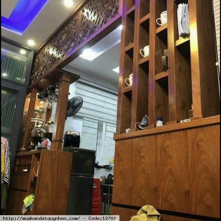 Bán nhà sau 1 căn mặt tiền đường Nguyễn Thị Minh Khai_TP Quy Nhơn gần ngã tư Võ Lai ngay chợ khu 6.  - DT 40m2 nhà 3 mê 3pn, 3wc, pm bếp  - Hướng Đông bắc  - Pháp lý: sổ đỏ  💰 2 tỷ 900tr 