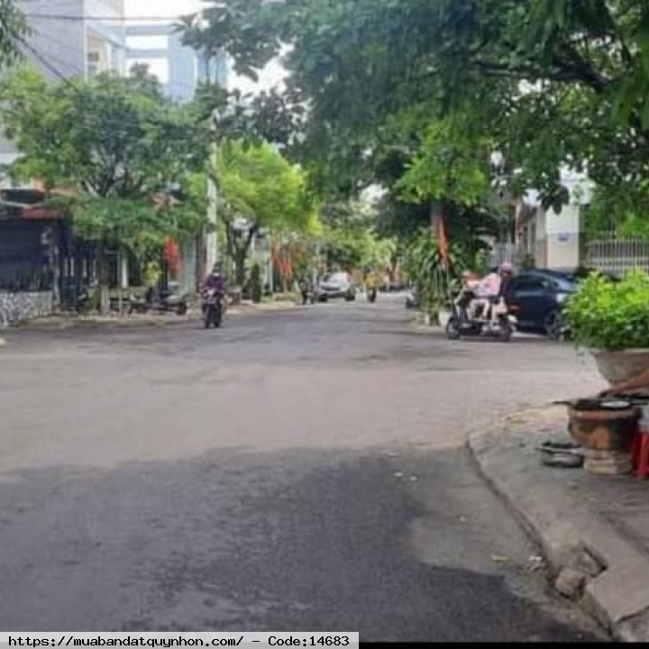 Cần bán nhà cấp 4, mặt tiền đường Cần Vương  - Gần ngay khu kinh doanh ăn uống sầm uất Nguyễn Thị Định - Diện tích: 101m2, ngang 4.4m, dài 23m - Hướng Đông Nam