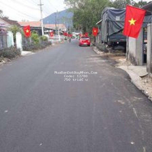 Gia đình cần bán miếng đất 300m, mặt tiền