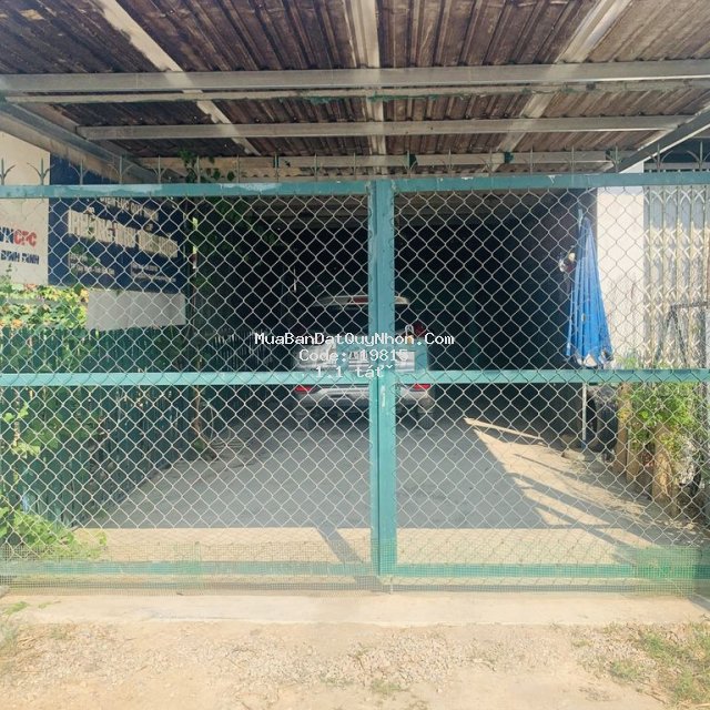 Bán gấp nhà mặt đường 90m2 gần chợ dinh