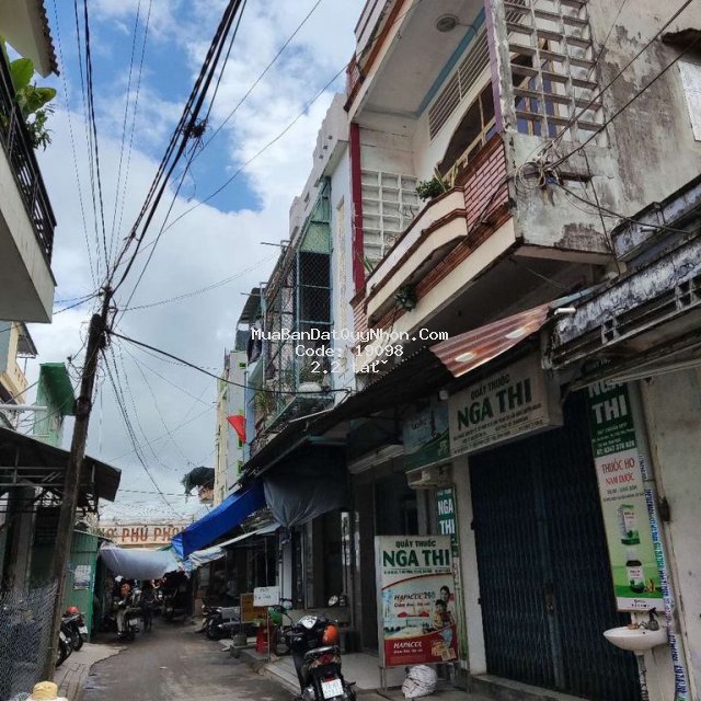 Bán nhà ngay cổng chợ tt phú phong