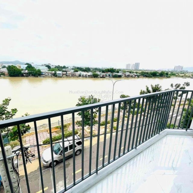 Nhà 3 tầng ( view sông ) giá chạm đáy
