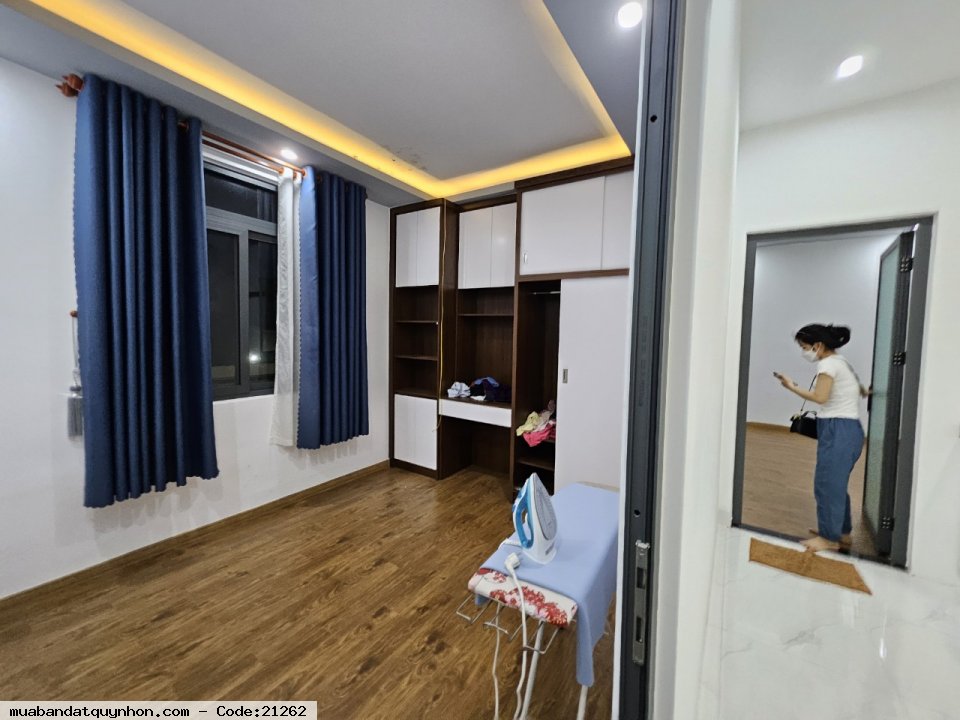 NHÀ DT RỘNG - VỊ TRÍ GẦN & ĐẸP - GIÁ RẺ       (Nhà nằm ngay - Sau lưng mặt tiền)