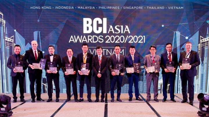 Đại diện Hưng Thịnh Land chụp hình lưu niệm cùng Top 10 Developers - Top 10 Nhà phát triển bất động sản hàng đầu Việt Nam 2021