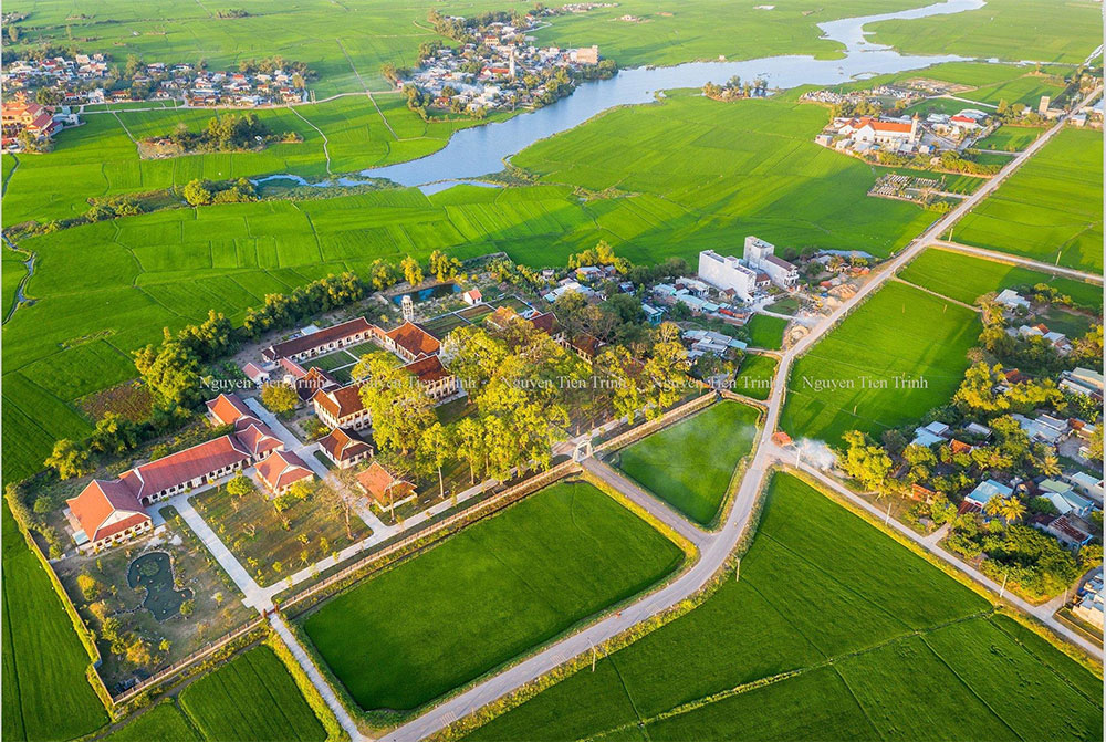 Nhà thờ Làng Sông nhìn từ trên cao