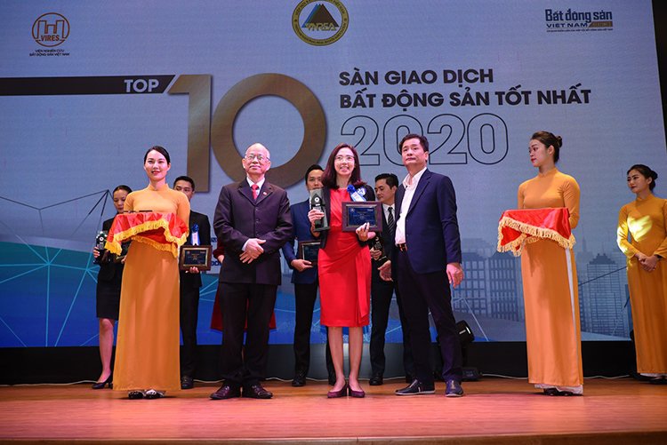 Đại diện Rever nhận giải thưởng "Top 10 sàn giao dịch bất động sản tốt nhất 2020"